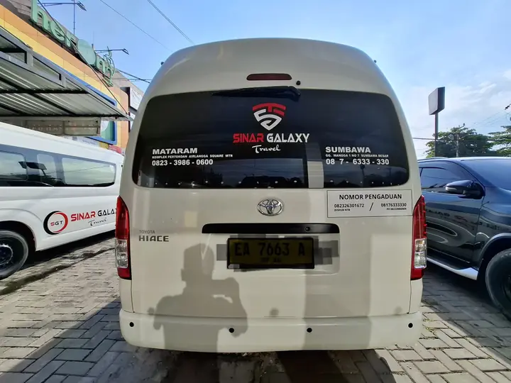Hiace Commuter · tampak belakang