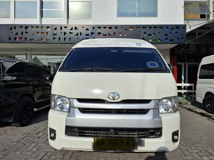 Hiace Commuter · tampak depan