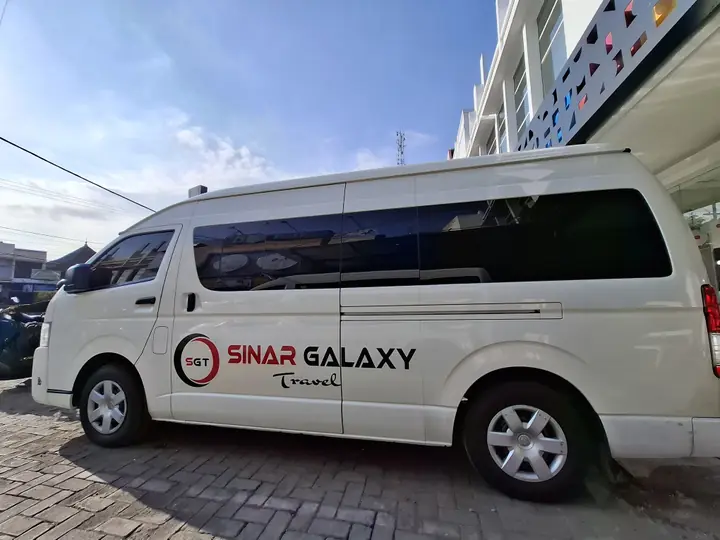 Hiace Commuter · tampak samping kiri