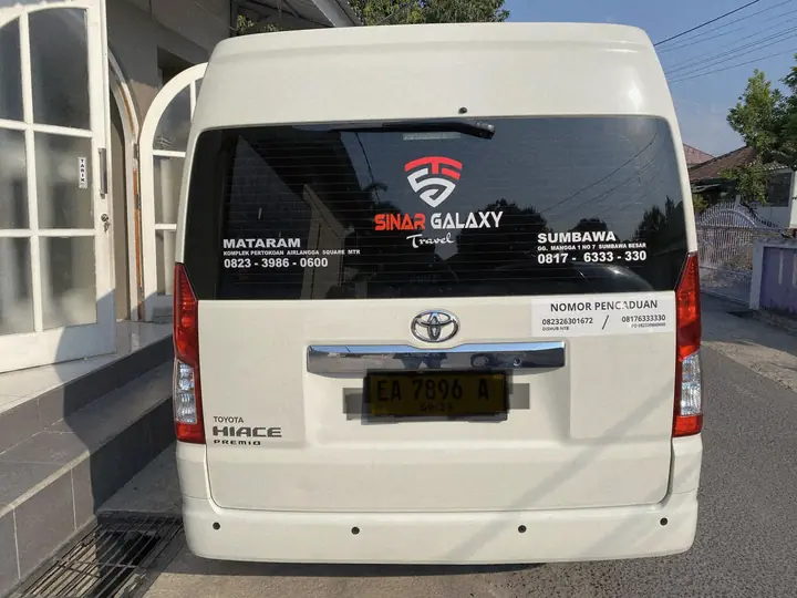 Hiace Premio · tampak belakang