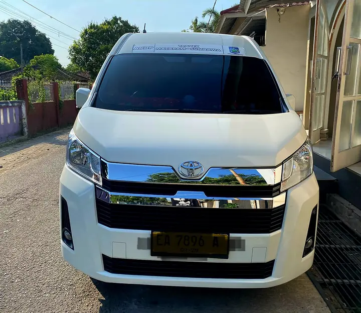 Hiace Premio · tampak depan