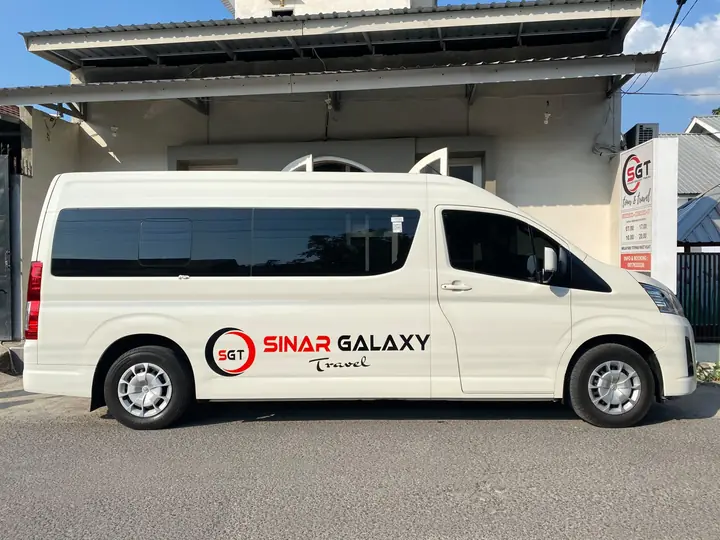 Hiace Premio · tampak samping kanan